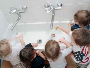 Bambini che si lavano i denti | Asili Riuniti di Cambiano e Gribaudi