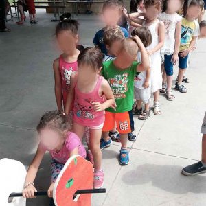 Bambini in fila indiana | Asili Riuniti di Cambiano e Gribaudi