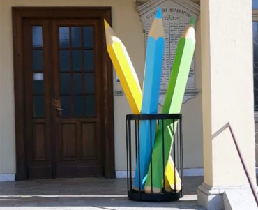 Tre giganti matite colorate al Gribaudi